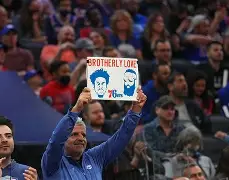 转会期费城76人备战NBA常规赛；内部沟通细节曝光；引发热议；临场指挥获称赞